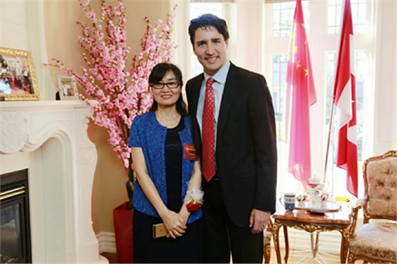 萬潔環(huán)保李陽(yáng)女士與賈斯丁先生合影