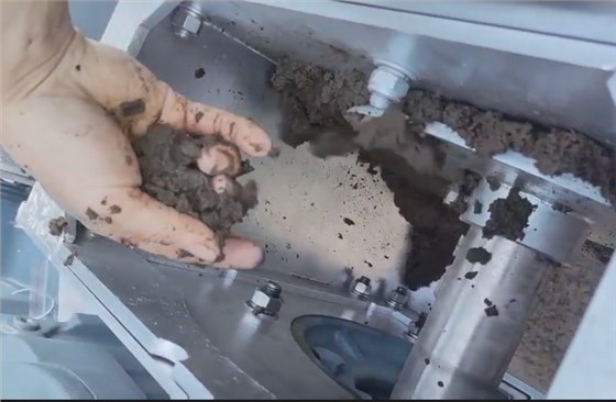 疊螺機(jī)出泥狀態(tài)